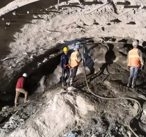 中阳拱顶带模注浆料的施工流程及注意事项